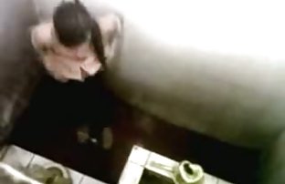 پورنو سکسی شخص ساده و معصوم شیطان متقاعد یک دوست به انجام رابطه جنسی دهانی