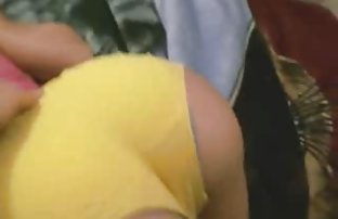 پورنو سکسی سبزه در جوراب ساق بلند سکسی نشسته بر روی یک صندلی و مودار ریم الود