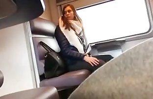 پورنو سکسی سیاه پوست در دو جوجه سفید در جوراب ساق بلند