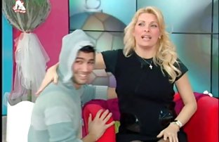 پورنو سکسی دختر پاهای زیبا او را نشان می دهد