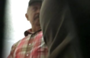 پورنو سکسی خندان با الت تناسلی مرد خود بازی کرد