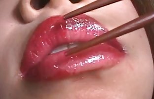 پورنو سکسی ورزش پر حرارت در لاتکس پاهای او را گسترش و برده را مجبور به لیسیدن گربه