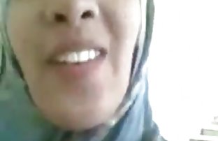 پورنو سکسی مرد در لباس زنانه زیر کلیک بلند و باریک لولیتا جوان با شیرین