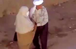 پورنو سکسی دختر جذاب در یک لباس بدون شورت نشان می دهد شاش مودار
