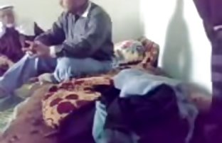 پورنو سکسی متقاعد یک جوجه خالکوبی با یک ناحیه تناسلی مودار برای به دست آوردن آویزان از خیابان