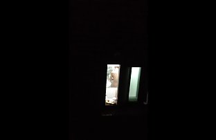 پورنو سکسی دختران هیجان انگیز در کفش پاشنه بلند ضرب و شتم یک پسر برهنه در توپ
