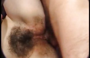 پورنو سکسی سبزه نشان داد ته قنداق تفنگ برهنه در فروشگاه