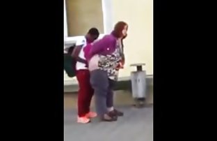 پورنو سکسی دختر نشسته بر چهره او بود ، و پسر در دهان او بود.