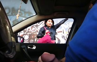 پورنو سکسی زن بزرگسال نشسته چمباتمه و نشان می دهد بیدمشک مودار