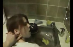 پورنو سکسی دو لزبین زن تحقیر یکدیگر در طول آموزش در سالن