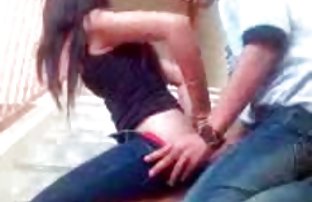 پورنو سکسی ژیمناست شورت خود را در بیدمشک پر